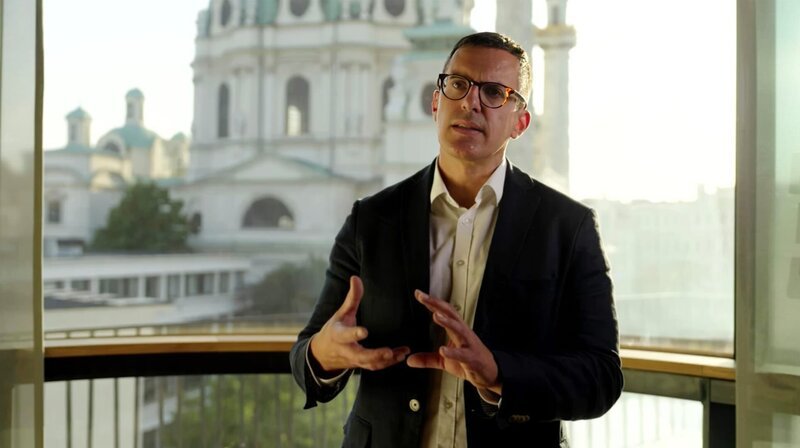 Andreas Nierhaus mit Ausblick auf die Karlskirche. – Bild: ORF /​ Neulandfilm