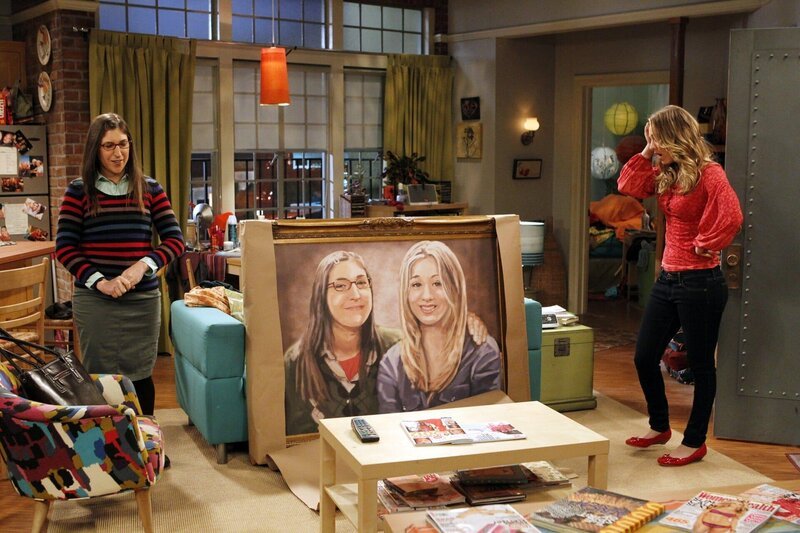 Während ein Büro in der Universität frei wird und Sheldon gegen seinen Erzfeind Kripke antreten muss, um es zu bekommen, fühlt sich Penny (Kaley Cuoco, r.) nicht sehr wohl, als ihr Amy (Mayim Bialik, l.) ein Geschenk macht … – Bild: Warner Bros. Television Lizenzbild frei
