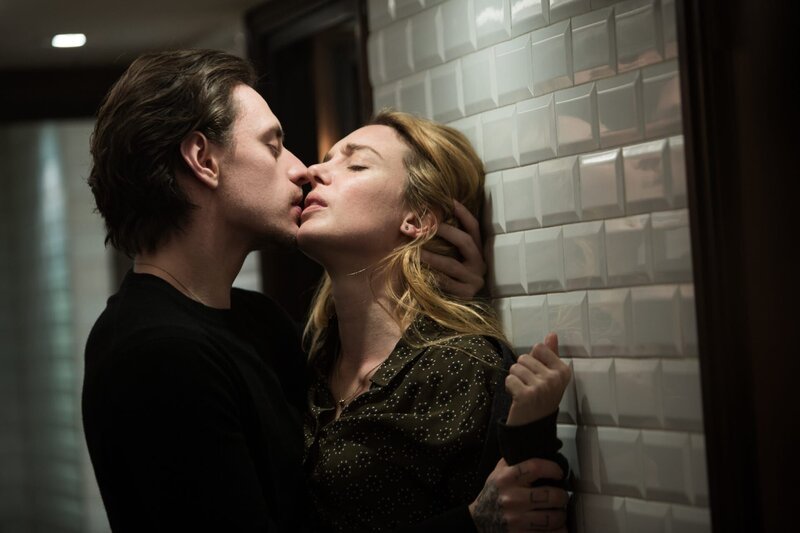 Seit ihrer ersten erotischen Begegnung vergisst Hélène (Lætitia Dosch) alles um sich herum, wenn der geheimnisvolle Alexandre (Sergej Polunin) in ihrer Nähe ist. – Bild: ZDF und Magali Bragard Seit ihrer ersten erotischen Begegnung vergisst Hélène (Lætitia Dosch) alles um sich herum, wenn der geheimnisvolle Alexandre (Sergej Polunin) in ihrer Nähe ist. – Bild: ZDF und Magali Bragard