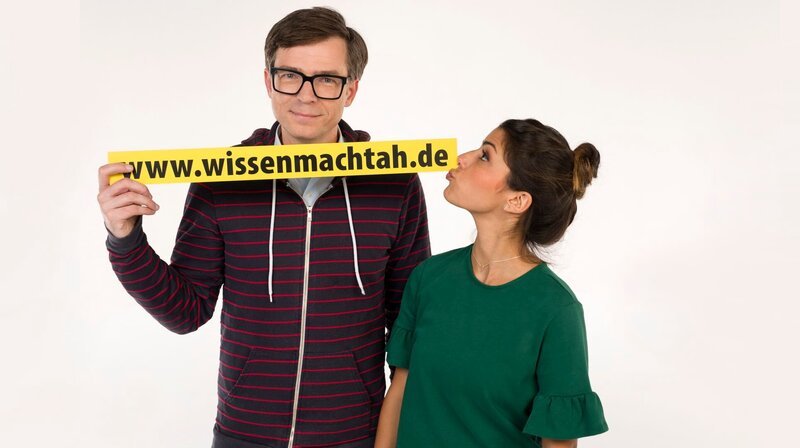 Clarissa Corrêa da Silva und Ralph Caspers führen durch die Welt der außergewöhnlichen Fragen. – Bild: WDR/​Ben Knabe /​ WDR Presse und Information