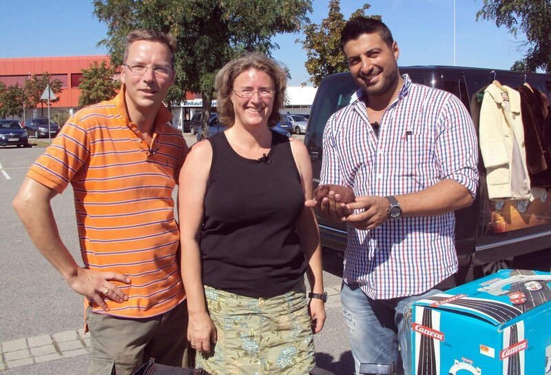 Trödelexperte Sükrü Pehlivan (re.) mit David und Angela auf dem Flohmarkt – Bild: RTL Zwei