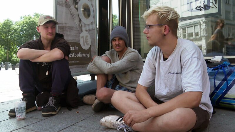 Alex (li.), Tom und Leon (re.) beim Schnorren – Bild: RTL Zwei