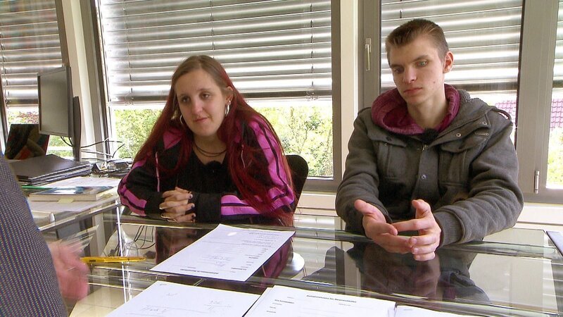 Melanie (24) und Leon (21) sind hoch verschuldet. Zudem ist Melanie schwanger.. – Bild: RTL Zwei