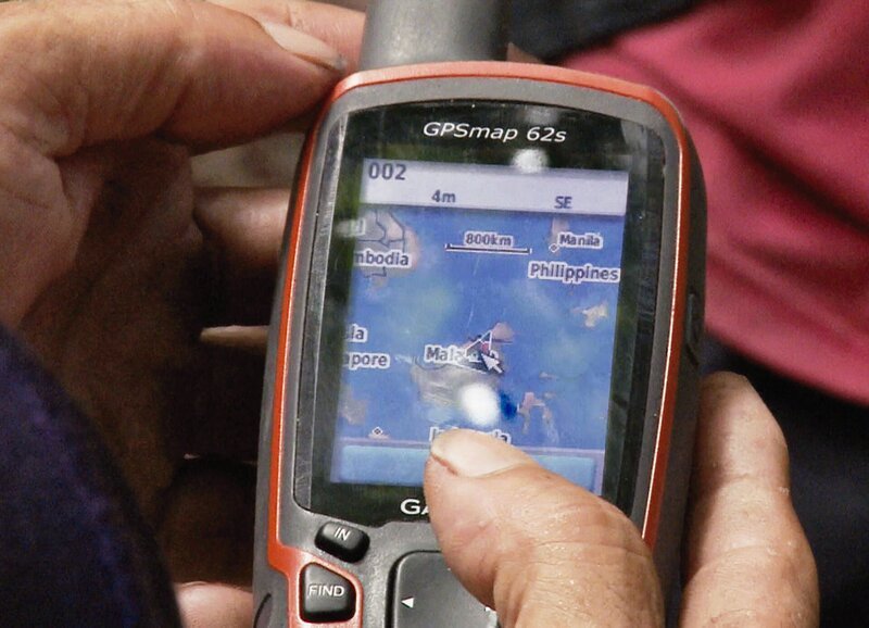 Borneo: Im Kampf zur Rettung seines Urwaldes nutzt er neuste technische Geräte: Lubun Petrus kartiert den Urwald mittels GPS, dem globalen Ortungssystem via Satellit.(Copyright SRF) – Bild: SF