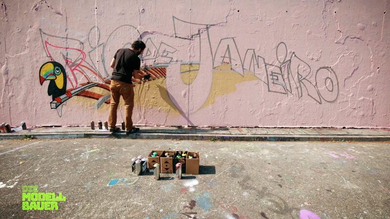 Ein Mann streicht eine Wand – Bild: Warner Bros. Discovery