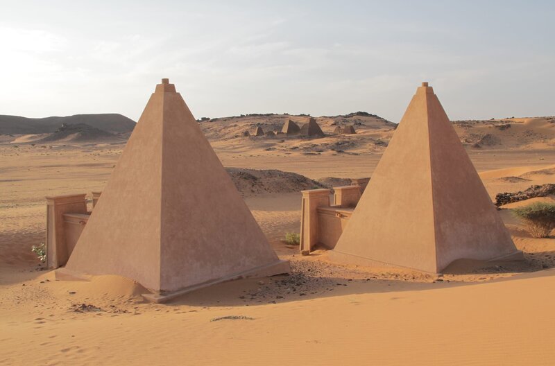 Die Pyramiden von Meroe sind die Grabstätten der Herrscher. – Bild: ZDF und SWR/​Rüdiger Lorenz