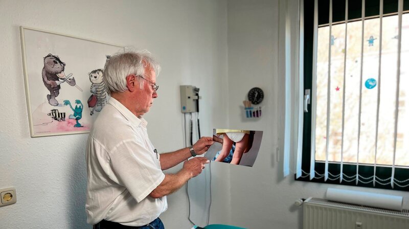 Dr. Ralf Kownatzki, Gründer von RISKID, einem Informationssystem für Ärzte bei Verdachtsfällen von Kindesmisshandlung. – Bild: NDR/Sanja Harding Dr. Ralf Kownatzki, Gründer von RISKID, einem Informationssystem für Ärzte bei Verdachtsfällen von Kindesmisshandlung. – Bild: NDR/Sanja Harding