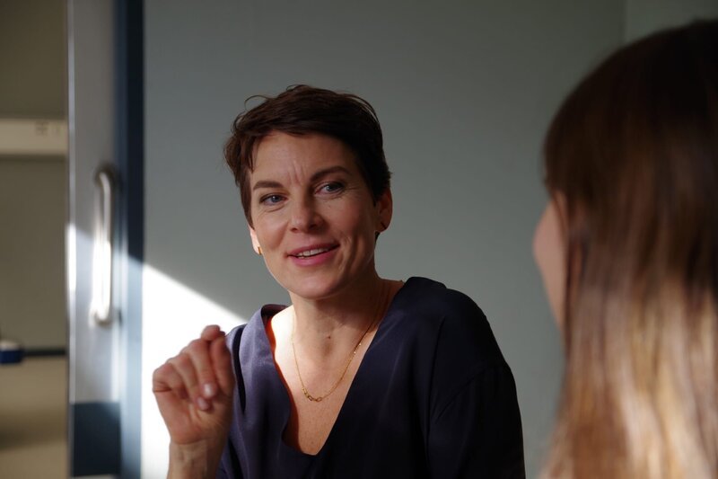 Schauspielerin Victoria Mayer im Gespräch mit ihrer Kollegin Anna-Lena Schwing. – Bild: ZDF und Eva Münstermann.