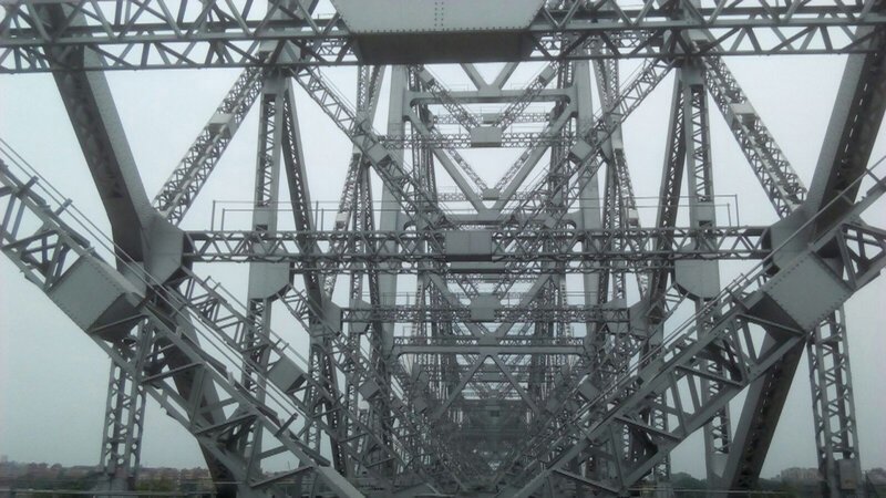 Die indische Howrah Bridge verbindet die beiden indischen Städte Kalkutta und Howrah miteinander. – Bild: BILD