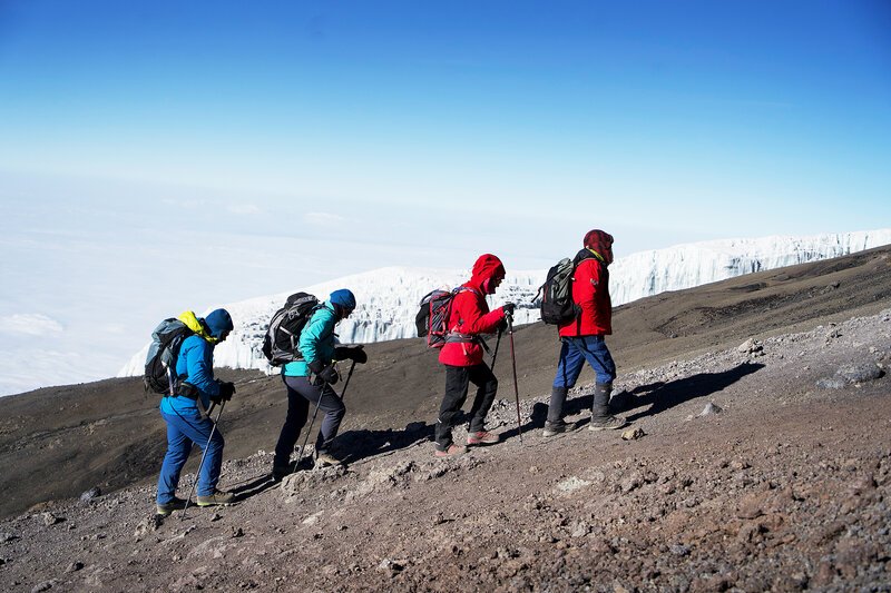 SRF DOK Abenteuer Kilimandscharo – Auf Expedition in Tansania Folge 3 Kräftezehrender Aufstieg auf den Kilimandscharo 2023 SRF – Bild: SRF1