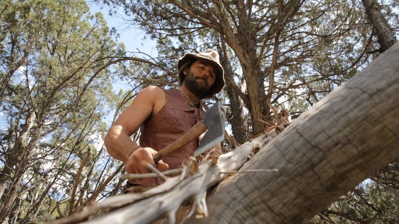 ASH FORK, ARIZ.- Tobias using a hatchet on a log. (Photo Credit: NG Studios/​Elias Orelup) – Bild: Copyright © The National Geographic Channel.