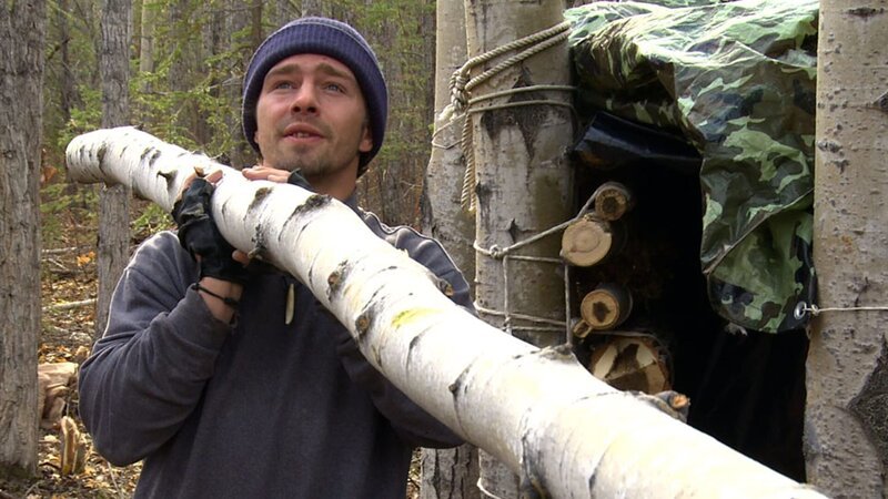 Matt hauls a log for the trapper shack. – Bild: Discovery Channel /​ Discovery Communications.