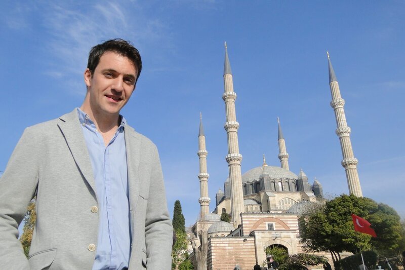 Presenter Joe Crowley outside a mosque in Turkey, investigating Vlad the Impaler’s childhood. (National Geographic Channel) – Bild: National Geographic Channel