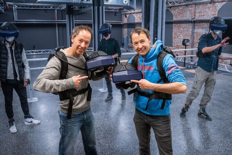 Gerrit Braun (l.) und Frederik Braun mit VR-Ausrüstung – Bild: RTL /​ Miniatur Wunderland