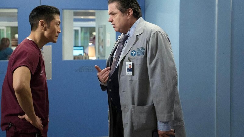V.l.: Dr. Ethan Choi (Brian Tee), Dr. Daniel Charles (Oliver Platt) – Bild: RTL /​ NBC Universal