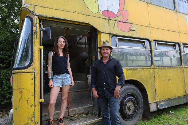 Stacey und Simon Parfett vor dem Bus – Bild: RTL /​ ® Plimsoll Productions Ltd