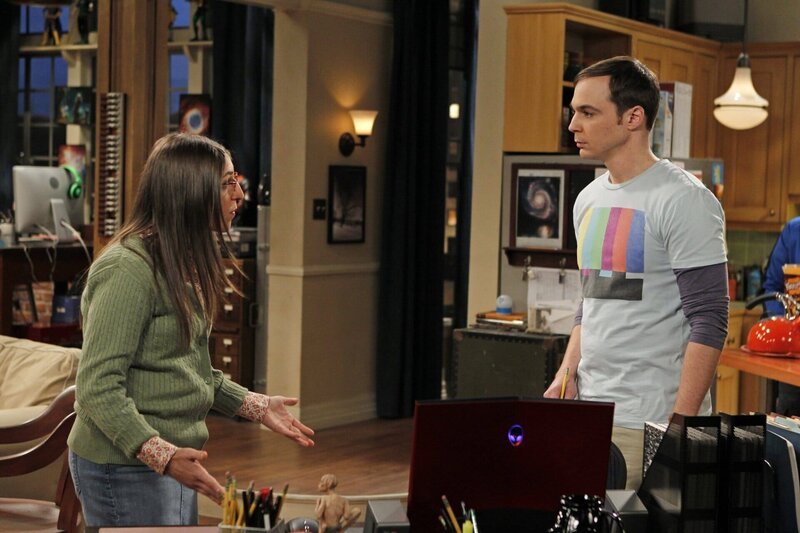 Sheldon (Jim Parsons, r.) entscheidet sich dafür, lieber mit seinen Freunden Videospiele zu spielen, als mit Amy (Mayim Bialik, l.) auf den Geburtstag ihrer Tante zu fahren. Probleme sind vorprogrammiert … – Bild: Warner Bros. Television Lizenzbild frei