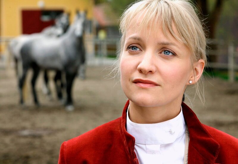 Katharina Lenz (Eva Herzig) hat es geschafft: Sie ist die neue Gestütsleiterin von Piber. – Bild: MDR/​ORF/​Petro Domenigg