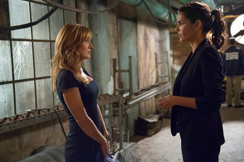 L-R: Maura Isles (Sasha Alexander), Jane Rizzoli (Angie Harmon) – Bild: TNT Serie (DE) /​ Doug Hyun /​ TM & © Turner Entertainment Networks, Inc. A Time Warner Company. All Rights Reserved.
