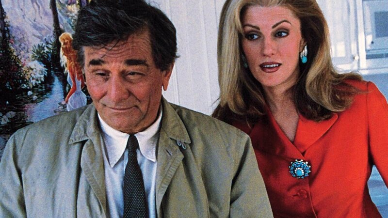 Binnen kurzer Zeit findet Lt. Columbo (Peter Falk) heraus, dass Kathleen Calvert (Falks Frau Shera Danese!), die Ehefrau des unter Mordverdacht stehenden Calvert, viel mehr über den Fall weiss, als sie zugeben will. – Bild: RTL