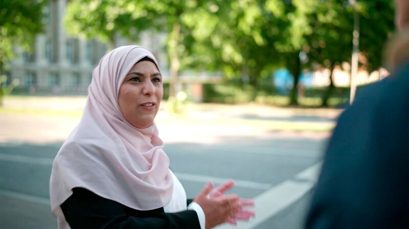 Anwältin Maha Zelzili fordert Schadenersatz für Remziye T. – Bild: NDR
