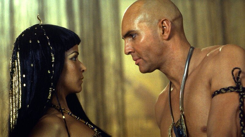 Ank-su-namun (Patricia Velasquez, li.) und Imhotep (Arnold Vosloo, re.) Foto: © 2001 Universal Studios. All Rights Reserved. – Bild: 2001 Universal Studios