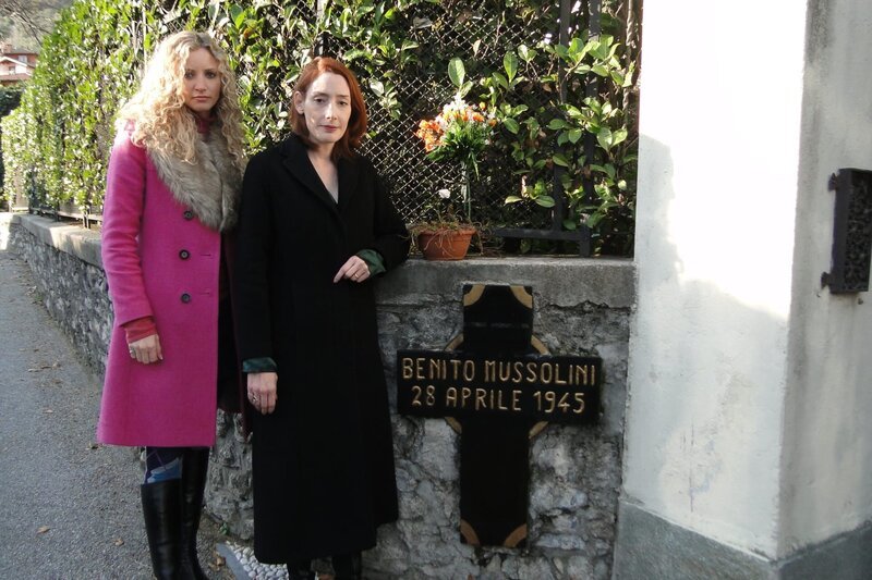 Mezzegra, Lake Como, Italy – Presenter Dr Suzannah Lipscomb with modern historian Dr. Anne Winterling, at the spot where Mussolini is believed to have been executed. – Bild: National Geographic Channels