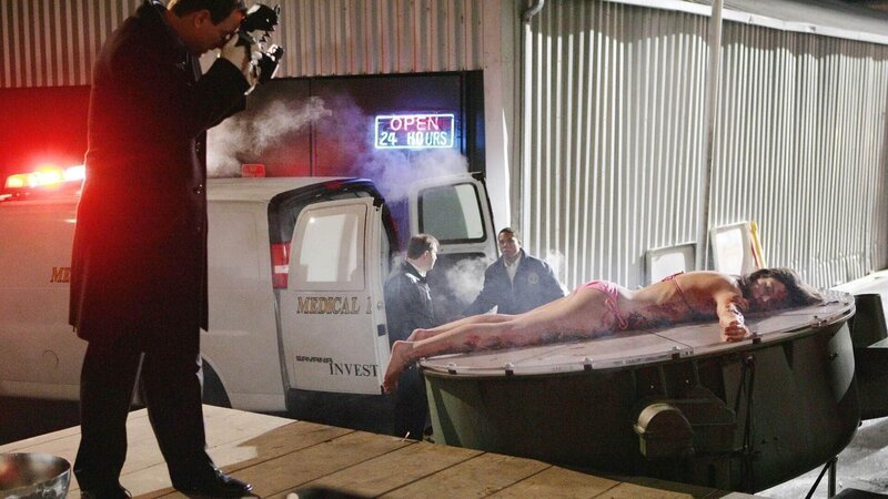 Joanna Kelton (Allison Steward) ist auf einem 1.000 Grad heißen Scheinwerfer verbrannt. Wie kam es dazu? Detective Mac Taylor (Gary Sinise) ermittelt. – Bild: TVNOW /​ CBS