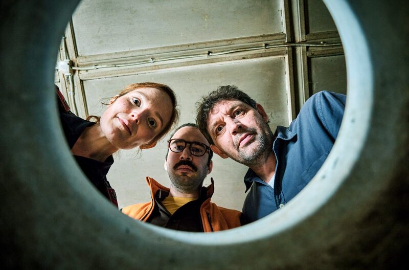 Das Schweigen der Esel – Bild: ORF/​Manuel Riesterer /​ Die Dorfpolizistin Sophie Landner (Julia Koch), Ellmer (Julian Sark) und Scheffknecht (Klaus Windisch, v.l.) von der Mordkommission untersuchen die Leiche.