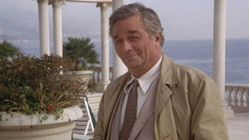 Ein unerwünschter Ausflug führt Lt. Columbo (Peter Falk) in die Villa des Mafia-Bosses Fortelli. – Bild: RTL