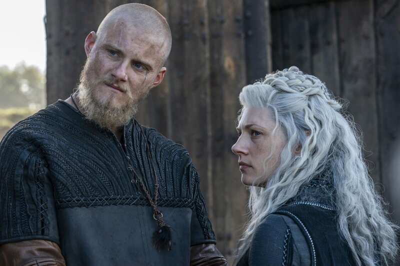 Björn (Alexander Ludwig, l.); Lagertha (Katheryn Winnick, r.) – Bild: 2020 TM Productions Limited /​ T5 Vikings IV Productions Inc. All Rights Reserved. An Ireland-Canada Co-Production. Lizenzbild frei