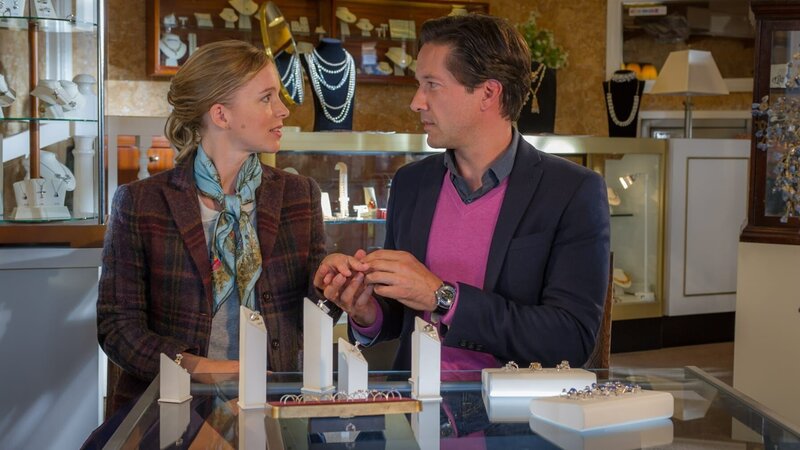 Steve (Christof Arnold) hat eine Idee, wie er doch noch das Herz seiner Jugendliebe Cory (Johanna Klante) erobern kann.  Honorarfrei – nur für diese Sendung bei Nennung ZDF und JON AILES – Bild: ZDF und JON AILES