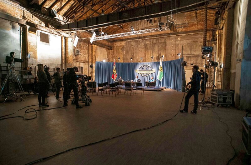 MITTELDEUTSCHER RUNDFUNK Das Gipfeltreffen – Schubert, Sträter und König retten die Welt Set total © MDR/​Waldemar Obermann, honorarfrei – Verwendung gemäß der AGB im engen inhaltlichen, redaktionellen Zusammenhang mit genannter MDR-Sendung und bei Nennung „Bild: MDR/​Waldemar Obermann“ (S2+). MDR/​HA Kommunikation, 04360 Leipzig, Tel: (0341) 300 6477 oder – 6463 – Bild: MDR/​Enrico Meyer /​ MDR/​HA Kommunikation