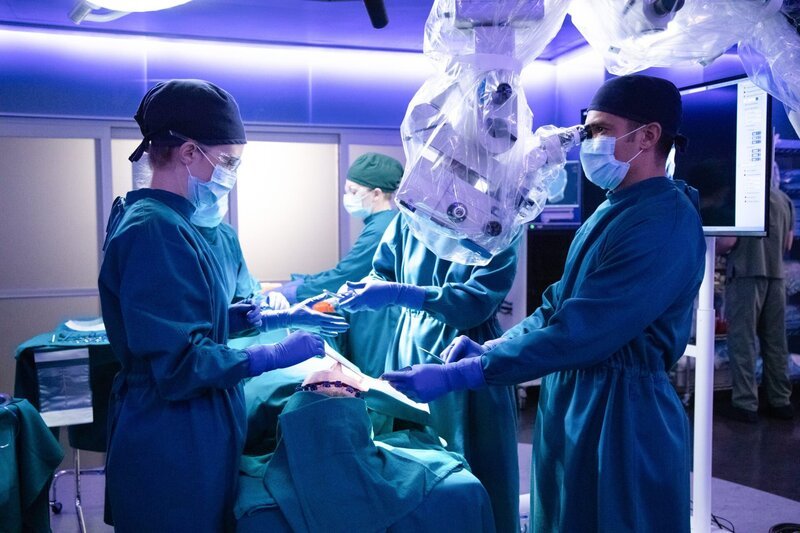 Dr. Morgan Reznick (Fiona Gubelmann, l.) und Dr. Neil Melendez (Nicholas Gonzalez, r.) – Bild: ORF/​Sony Pictures/​ABC/​Jack Rowand