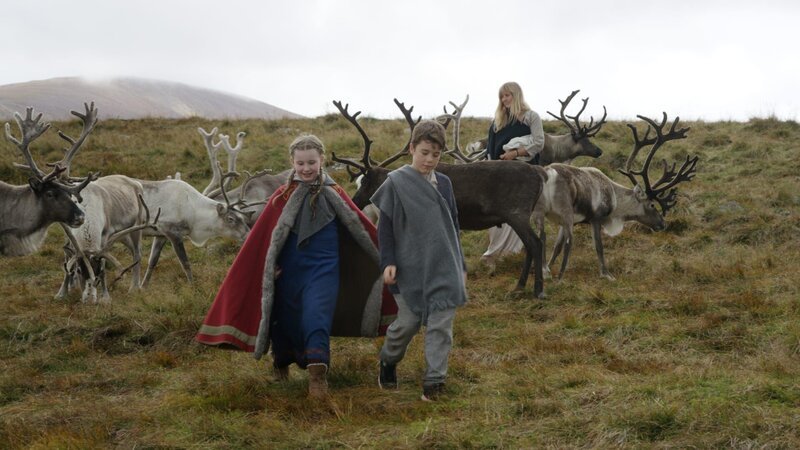 Gudrun (Sophie Ryder) und Olaf haben ein verlorenes Rentier zur Herde zurückgebracht. – Bild: WDR/​Maramedia/​BBC/​CBeebies