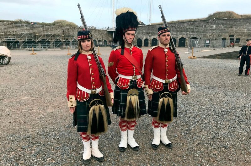 Die Kreuzfahrt-Passagiere Ina und Rodrigo verwandeln sich in der Zitadelle von Halifax mit Hilfe historischer Kostüme in „Soldiers for one day“ und dürfen die Verteidigung der Stadt nachspielen. – Bild: BR/​Adrian Zaiser