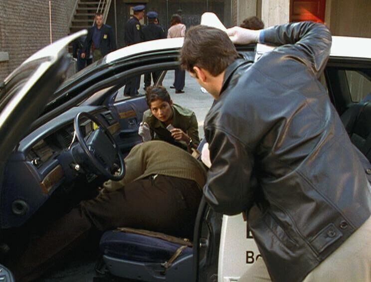 Jordan (Jill Hennessy) untersucht die Ermordung eines Taxifahrers und trifft am Tatort den ermittelnden Polizeibeamten Winslow (D.W. Moffett). – Bild: RTL /​ NBC Universal.