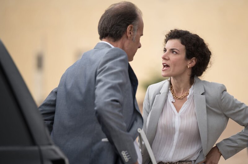 Der Baulöwe Tzanidis (Yorgos Glastras, li.) und die Politikerin Sofia Boutaris (Antigoni Fryda) haben Meinungsverschiedenheiten. – Bild: ORF/​Degeto/​Marilena Anastasiadou