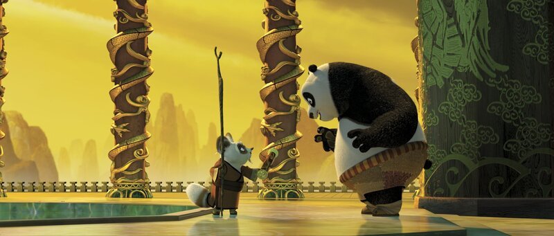 Meister Shifu (l.) nimmt den Pandabären Po (r.) unter seine Fittiche, um ihn in die Kunst des Kung Fu’s einzuweisen. Doch zunächst muss der tollpatschige Geselle motiviert werden … – Bild: ORF/​Sevenone