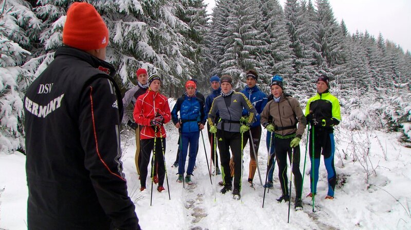 Langlauftrainer Lutz Hänel und seine Langlaufgruppe mit Ruben, Maxim und Hans. (Foto für alle Folgen) – Bild: MDR/​Götz Walter