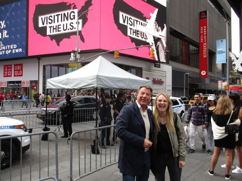 Entertainment Managerin Corina von Wedel besucht mit Schlagerstar Patrick Lindner den Times Square in New York City. – Bild: Bewegte Zeiten Filmproduktion GmbH/​BR/​Sibylle Nies
