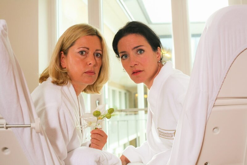 In der Beautylounge eines Wellnesshotels machen Marie (Karin Thaler, l.) und Stockl (Marisa Burger, r.) eine schreckliche Entdeckung. – Bild: ORF/​ZDF/​Christian A. Rieger