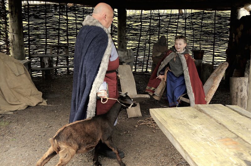 König Sigurd (Johnny McGuinness) bringt Gudrun (Sophie Ryder) eine kleine Ziege, um ihre Knotentechnik zu prüfen. – Bild: WDR/​Maramedia/​BBC/​CBeebies