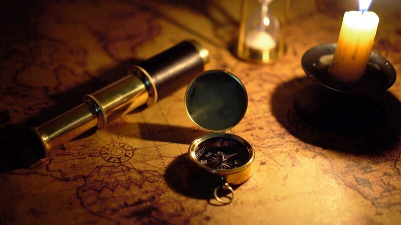 Kompass und Fernrohr auf alter Weltkarte im Kerzenlicht – Bild: THE HISTORY CHANNEL /​ A+E Networks