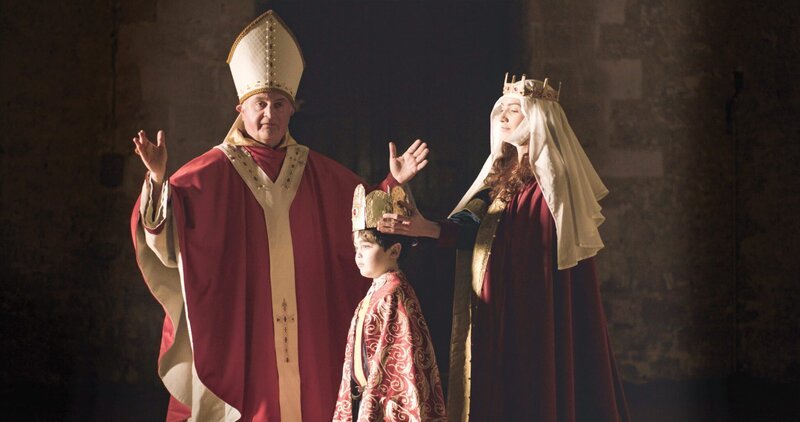Die Krönung von Friedrich II. (Giorgio Pellegrino) zum König von Sizilien in der Kathedrale von Palermo. – Bild: ORF/​EPO Film/​Harald Erschbaumer