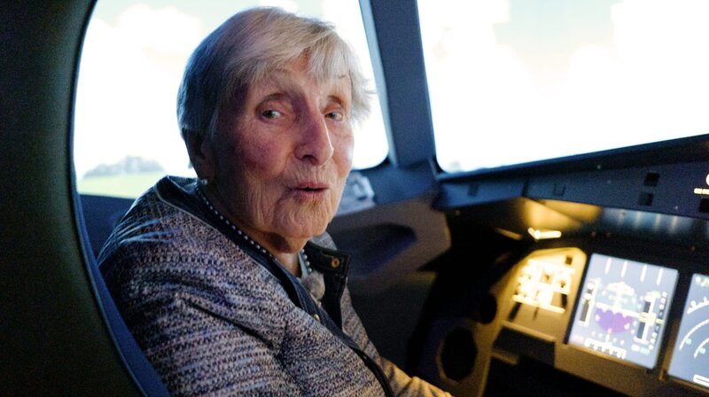Helga Rode im Flugsimulator. – Bild: NDR/​Heike Schieder
