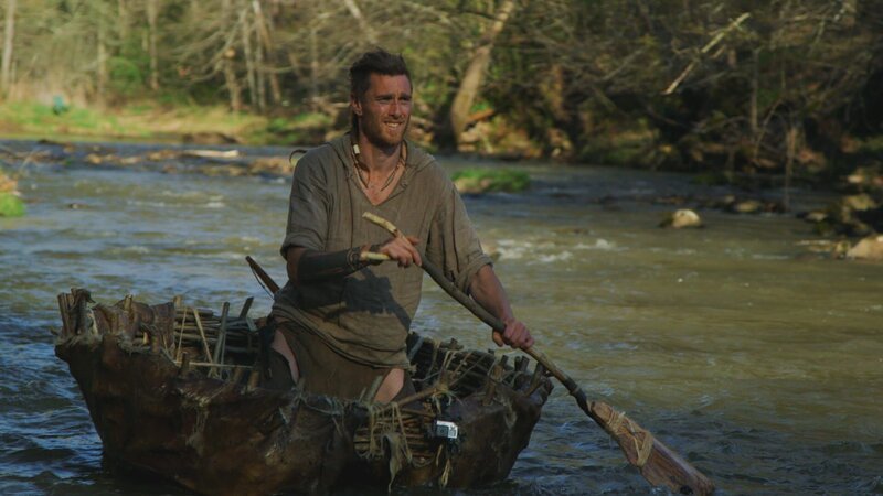 MARS HILL, N.C.- Thorn in his coracle on the river. (Photo Credit: NG Studios/​Brandon Emery) – Bild: Brandon Emery /​ NG Studios/​Brandon Emery /​ National Geographic Channels /​ NG Studios