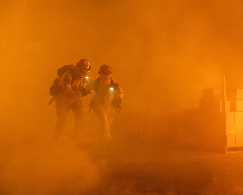 „Station 19“, „Folge 27.“ Um ihren Kollegen in Los Angeles bei den Waldbränden zu helfen, macht sich die Mannschaft von Station 19 auf den Weg. Für alle ist es eine völlig neue Situation. Nach einer kurzen Einschulung vor Ort werden sie schon in den Einsatz geschickt. Sie sollen in einer Siedlung helfen, die Bewohner zu evakuieren. Aber schon bald kommt das Feuer gefährlich nahe! – Bild: ORF/​Disney/​ABC/​Tony Rivetti