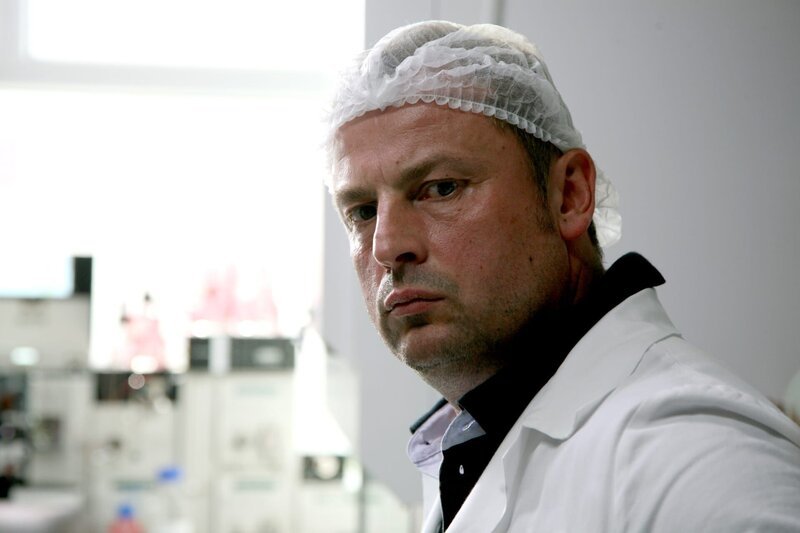 Eckhard Preuss (Dr. Peter Sobotzek). – Bild: ORF/​SATEL-Film/​Pedro Domenigg