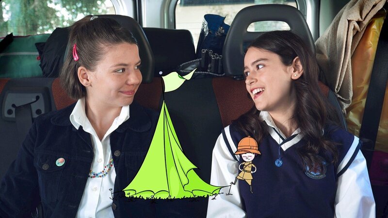 Mia (Rosabell Laurenti Sellers, re.) und Paula (Saphia Stoney, li.) sind auf dem Weg zum Campingplatz. – Bild: ZDF/​Carlo Valentini